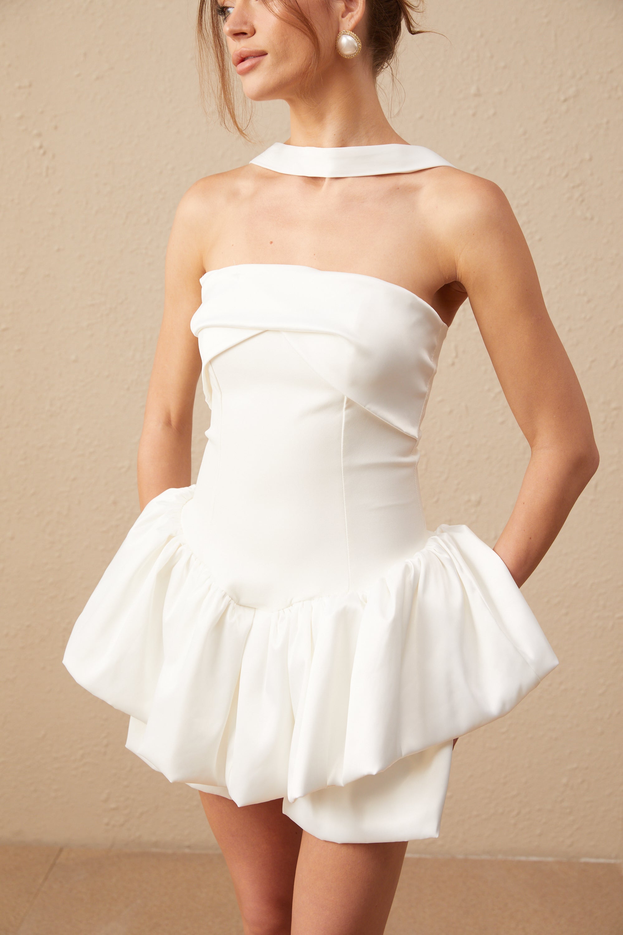 Olivia beyaz halter yaka volanlı mini elbise