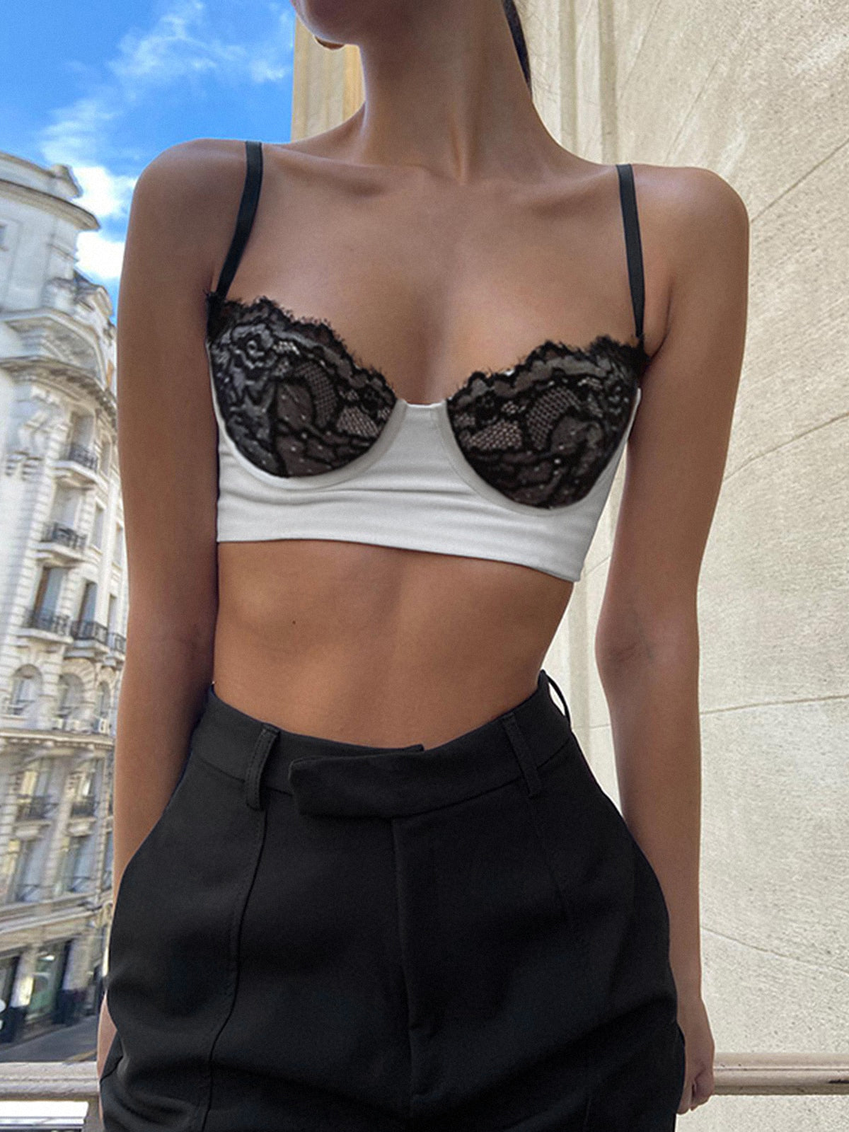 Dantelli Sütyen Detaylı Kısa Bluz Beyaz Kolsuz