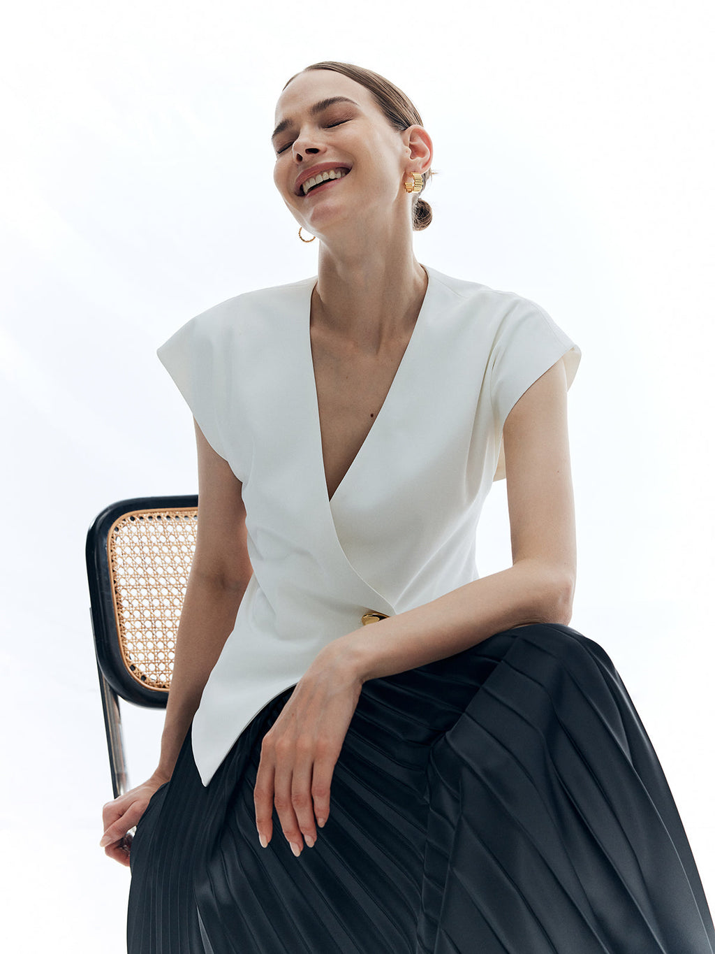 V Yaka Metal Düğmeli Kolsuz Gömlek Beyaz