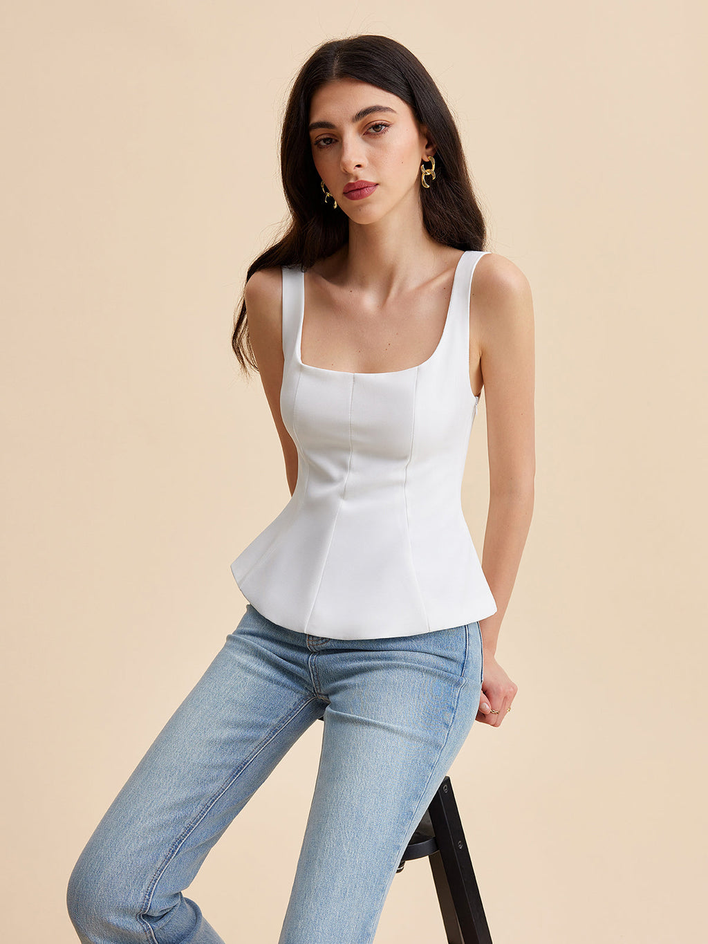 Kare Yaka Peplum Volanlı Bluz Beyaz Kolsuz
