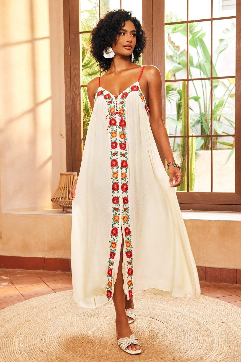 Mila Çiçek İşlemeli V Yaka Maxi Slip Elbise