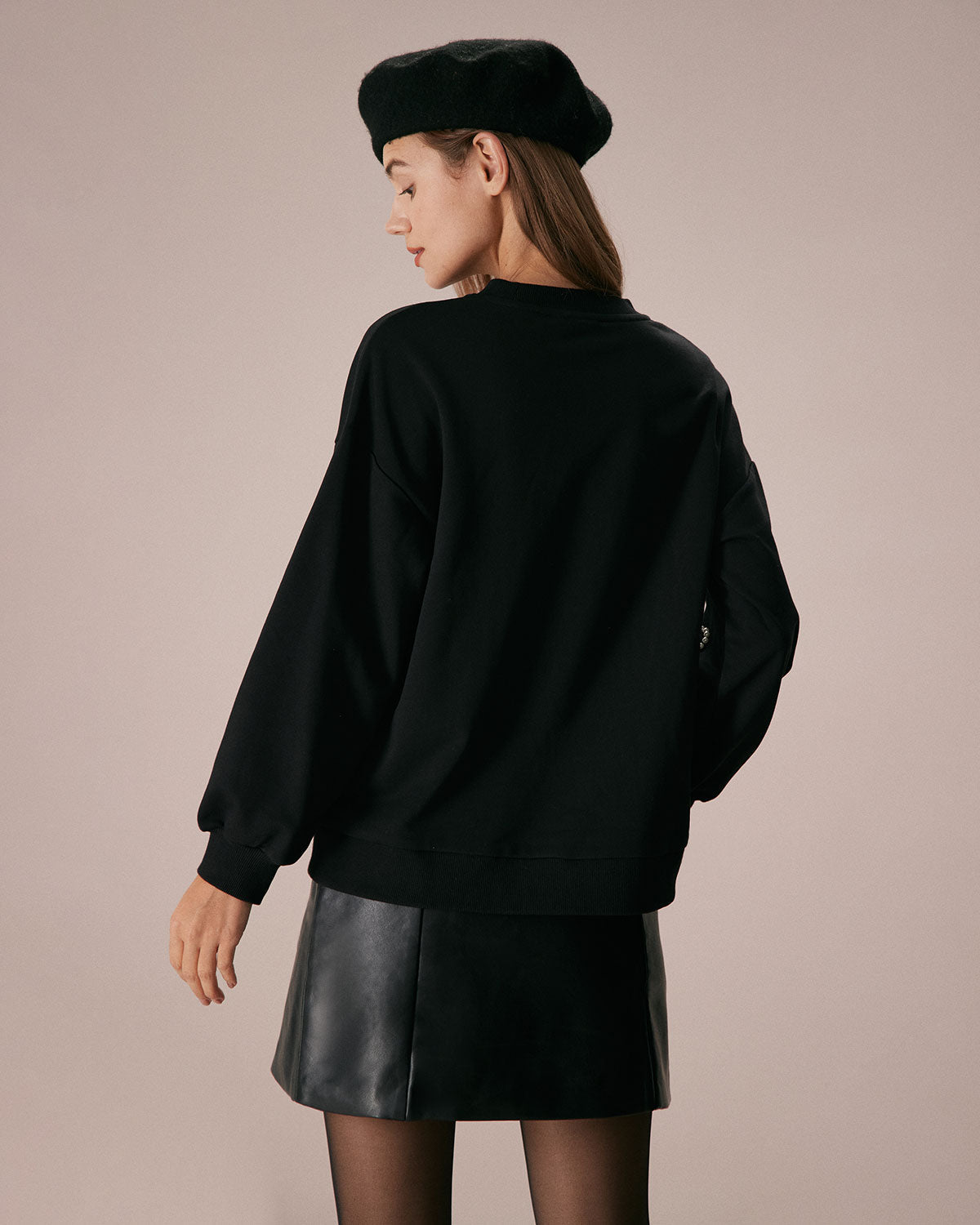 Siyah Bisiklet Yaka İnci Detaylı Sweatshirt