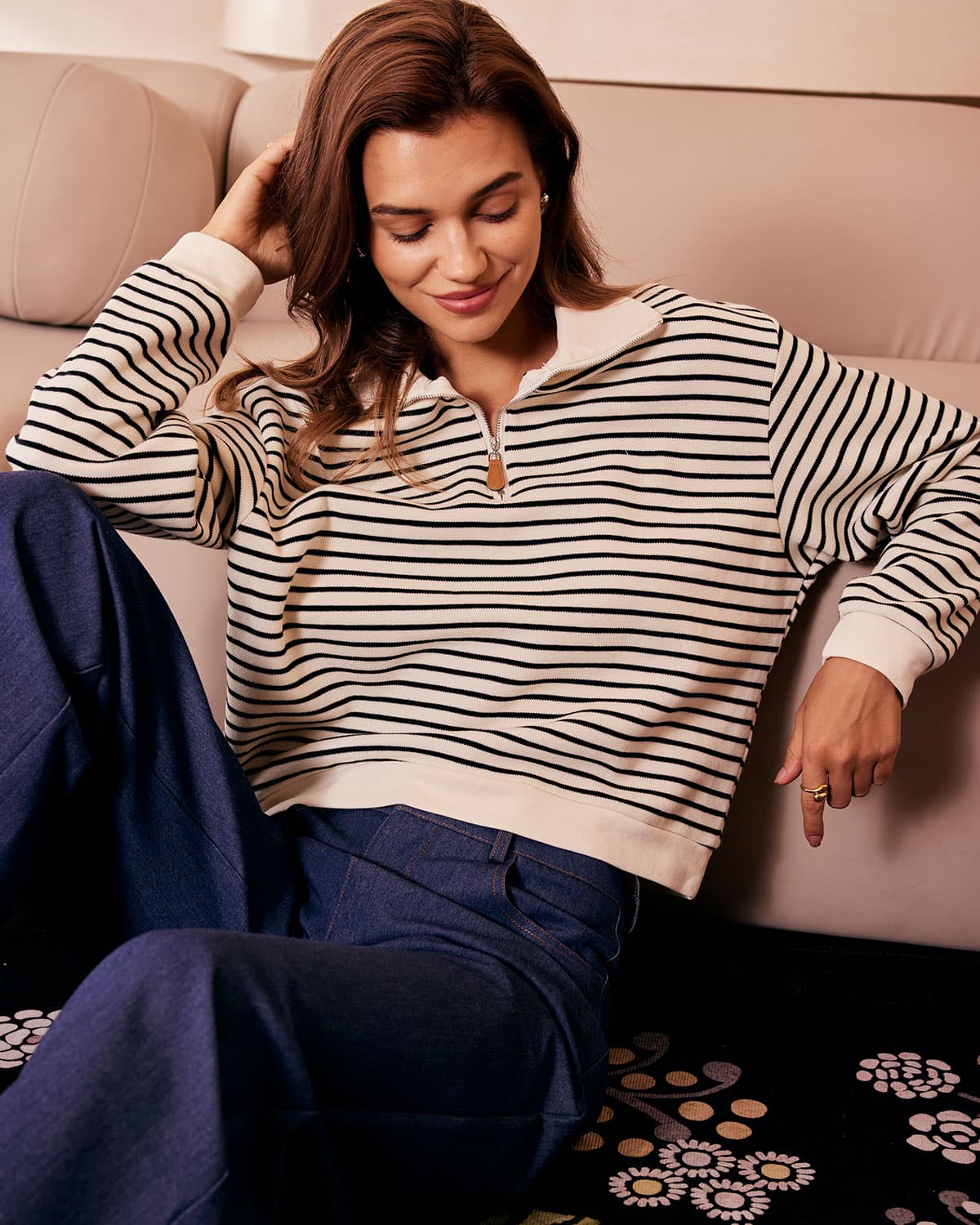 Renkli Yaka Detaylı Dalgalı Çizgili Sweatshirt