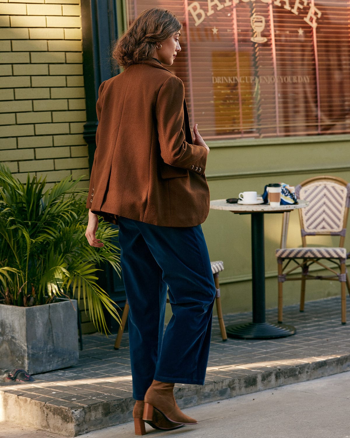 Düz Renk Yakalı Tek Düğmeli Blazer